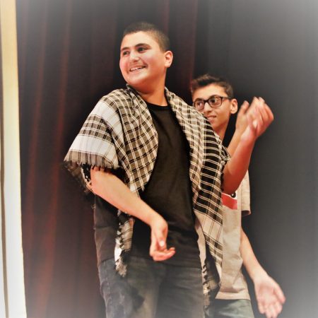 مركز عمر المختار ينظم حفلاً مسرحياً تضامنًا مع فلسطين